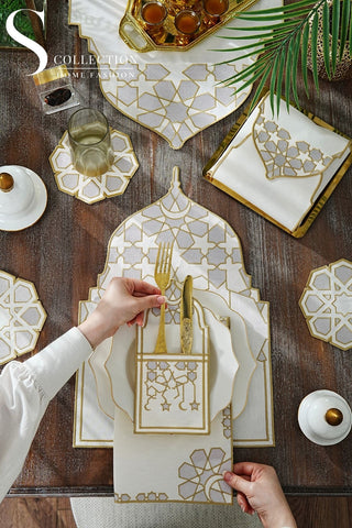 طقم مفارش سفرة كامل قبة رمضان مطرّز بالفضي والذهبي – 26 قطعة لـ 6 أشخاص