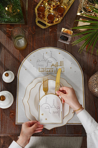 طقم مفارش سفرة قبول رمضان مطرّز بالفضي والذهبي – 12 قطعة لـ 6 أشخاص