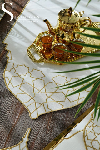 طقم مفارش سفرة كامل قبة رمضان مطرّز بالذهبي والأوف وايت – 26 قطعة لـ 6 أشخاص