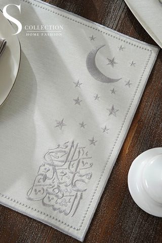 طقم مفارش سفرة كامل جلامورس رمضان مطرّز بالفضي – 26 قطعة لـ 6 أشخاص
